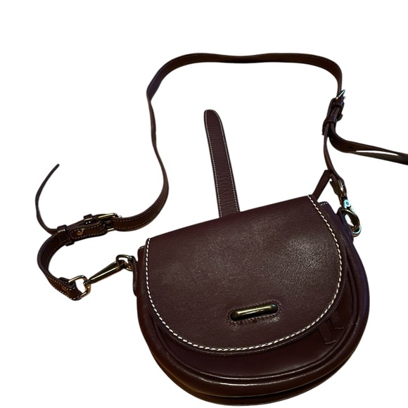 Roots Elegant Black Leather Crossbody Bag - Picture 2 of 5